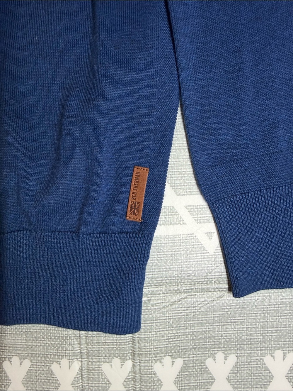 Ben Sherman Men's V-Neck Sweater in Deep Blue - Picture 5 of 10